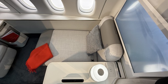 Die Chaiselongue von oben gesehen mit Leselampe.
