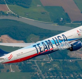 Reisende meiden Paris - Ebbe in der Kasse bei Air France und Delta