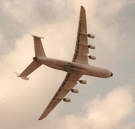 Bei der Länge gewinnt die Antonow An225 klar. Der Airbus A380 misst 72,3 Meter, die An225 85,3 Meter. Auch bei der Spannweite liegt das Flugzeug aus der Ukraine vorne: 88,4 gegenüber 79,8 Meter.