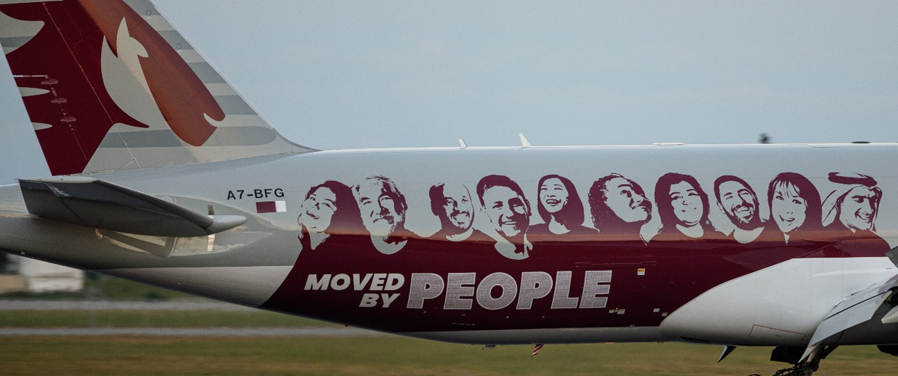 Sonderlackierung auf einer Boeing 777 F von Qatar Airways: Im Wort People stehen klein die Namen aller Mitarbeitenden.