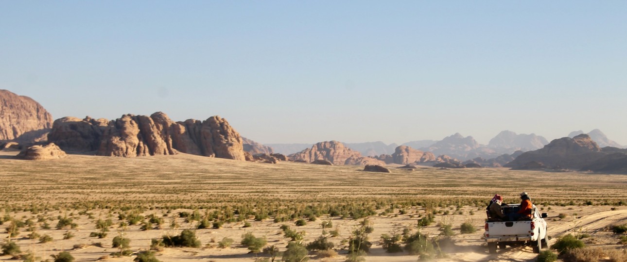 Auf der Jeep-Ladefläche geht es durchs Wadi Rum