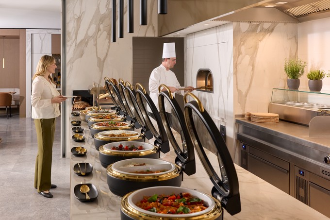Die neuen Emirates-Lounges weisen Buffet-Küchen auf, in denen frisch gekocht wird.
