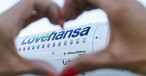 Steht für Akzeptanz, die D-AINY von Lufthansa.
