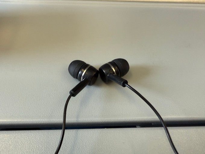 Discover verteilt die klassischen Knopfohrhörer, die aber erstaunlich gut sitzen und klingen.