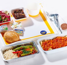 Lufthansa landet gerade noch in den Top Ten. Economy-Passagiere erwartet frisches Essen inspiriert von der mediterranen Küche – und natürlich bayerisches Bier!