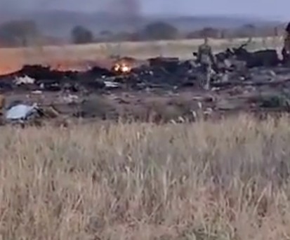 Die Absturzstelle: Die Ilyushin Il-76 ist vollständig ausgebrannt.