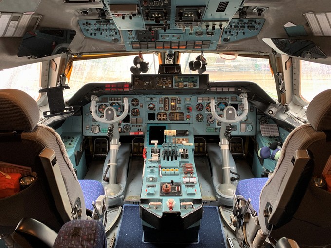 Cockpit der Antonov: Rund 10 Stunden flogen die Piloten von Frankfurt Hahn nach Chicago.