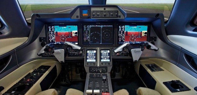 Das neue Cockpit der Phenom 100 EV: Auch für Flugschüler geeignet.