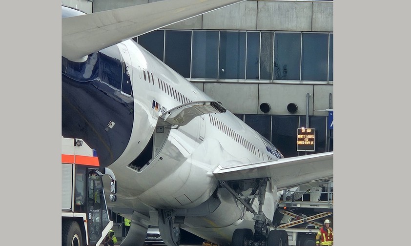 Die D-ABPQ liegt auf der Nase: Die Boeing 787-9 sollte nach Los Angeles fliegen.