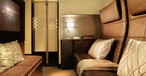 Den Gästen in The Residence auf dem Oberdeck des A380 steht ein eigenes Wohnzimmer mit Großbildschirm zur Verfügung. Im Preis inbegriffen ist ein persönlicher Butler, der in der Savoy-Butler-Schule in London ausgebildet wurde.