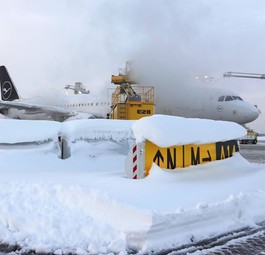Lufthansa-Jet bei der Enteisung am Flughafen München: Für die Nacht ist Eisregen vorhergesagt.