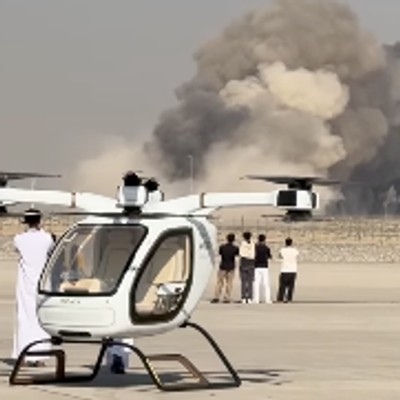 Rauch über der Dubai Air Show: Ein Militärjet ist mutmaßlich abgestürzt.