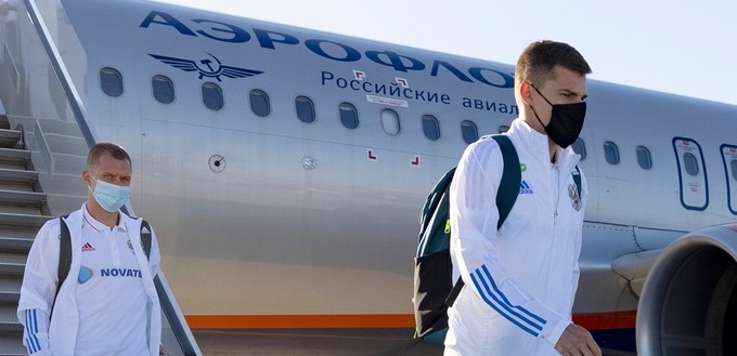 Die russische Mannschaft flog mit einem Jet von Aeroflot zu ihrem ersten Spielort St. Petersburg.