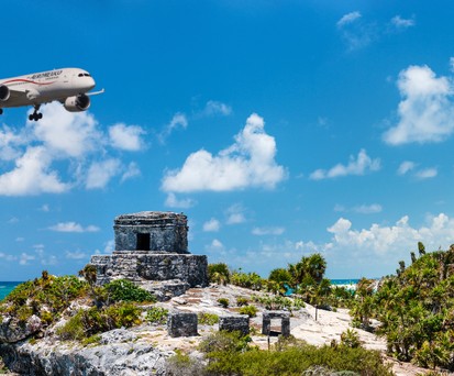 Jet von Aeroméxico über den Maya-Ruinen von Tulum (Montage): Anflug ab 2023?