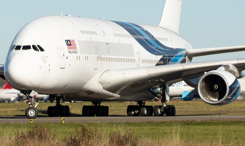 Der Airbus A380 mit der Kennung 9M-MNE bei der Ankunft in Tarbes 2022: Seit 2024 als 2-JEYL registriert.