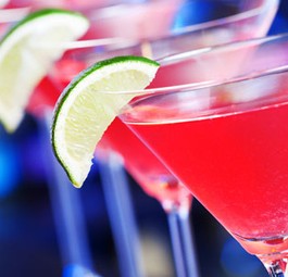 Kein Alkohol für Betrunkene: Künftig sollen Passagiere auch an Flughäfen weniger zu trinken bekommen.