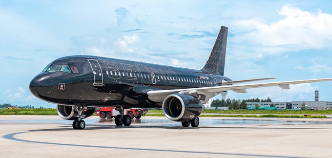 Und so sieht der Flieger von außen aus.