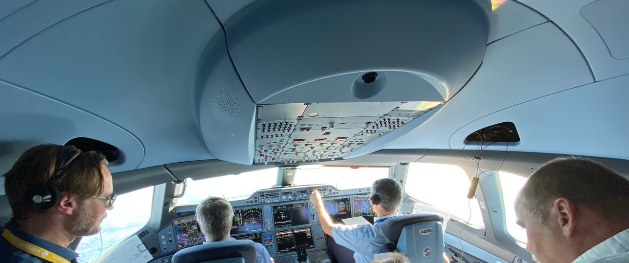 Im Cockpit wird alles von den Airbus- und Lufthansa-Experten beobachtet und protokolliert.