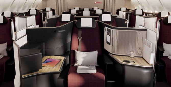 In der Business Class herrschen Bordeaux- und Beige-Töne vor. Der 4K-Bildschirm ist 17 Zoll groß, der 80 bis 82 Zentimeter breite Sitz lässt sich in ein 2-Meter-Bett verwandeln. Während Lufthansa sieben verscheidene Sitze anbietet, sind es bei Swiss  fünf: Privacy Seat, Extra Long Bed, Double Seat, Extra Space Seat and Classic Seat.