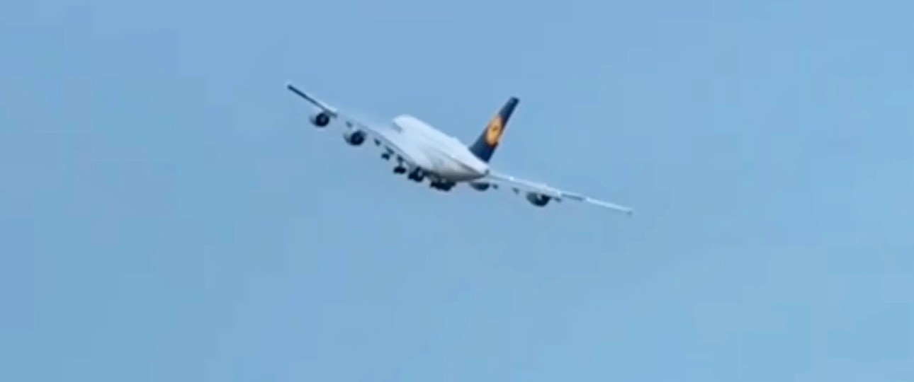 Airbus A380 von Lufthansa: Ein Kapitän winkte mit den Tragflächen.