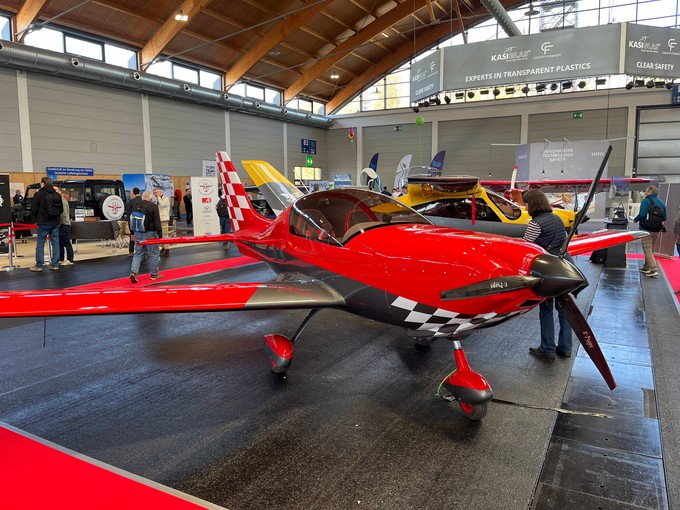 ... owie eine Tarragon Aircraft. zu sehen.