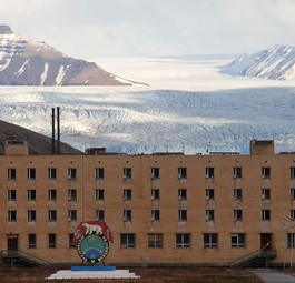 Der Ort Pyramiden auf Spitzbergen: Auch ein Flugzeugabsturz trug dazu bei, dass Russland die Kohleförderung hier einstellte. Kommen nun russische Touristen?