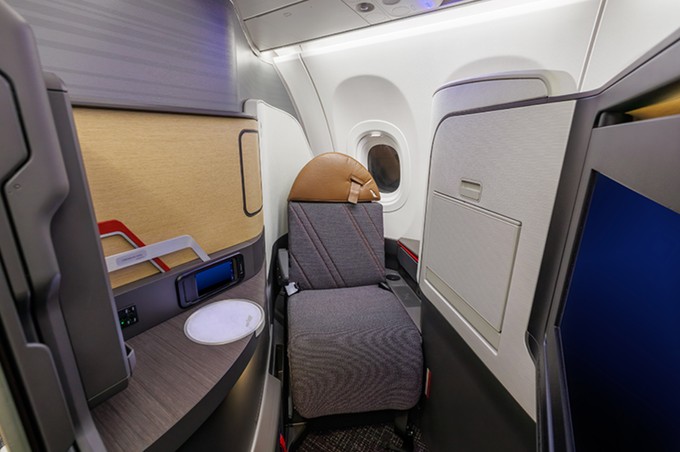 Die Flagship Suite von American Airlines verfügt über eine Tür und einen Sitz, der sich in ein vollständig flaches Bett verwandeln lässt. 
