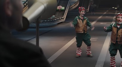 Weihnachtsspot 2025 von Aena: Elfen spielen eine zentrale Rolle.