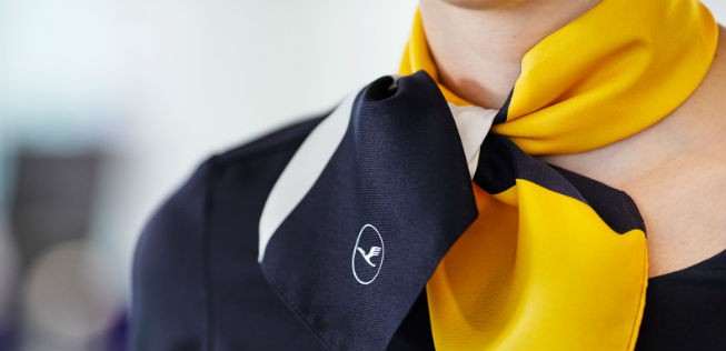 Neben Blau blieb Gelb etwa bei den Accessoires der Flugbegleiter bestehen.