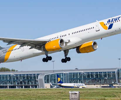 Boeing 757-300 mit dem Kennzeichen UR-AZO: War einst die D-ABOR.