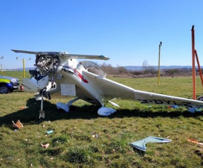 Das Kleinflugzeug nach dem Absturz in Gloucestershire: Der Pilot überlebte leicht verletzt.