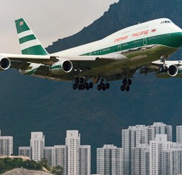 Anflug auf Kai Tak: Der alte Flughafen von Hongkong ist untrennbar mit der Geschichte von Cathay verbunden.