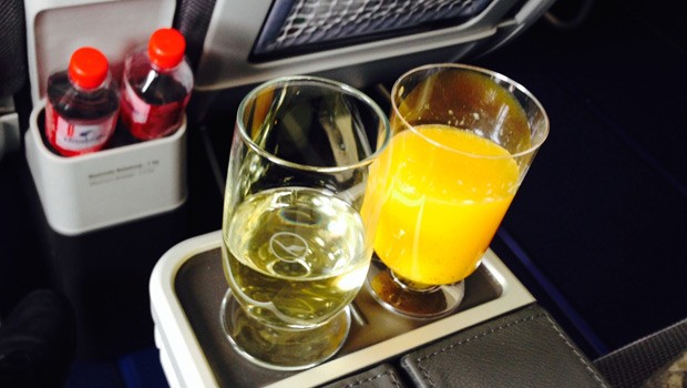 Das erste Fazit: Die neue Premium Economy bietet klar mehr an Komfort. Doch ob das wirklich den Zuschlag von einigen hundert Euro wert ist, muss jeder für sich entscheiden.