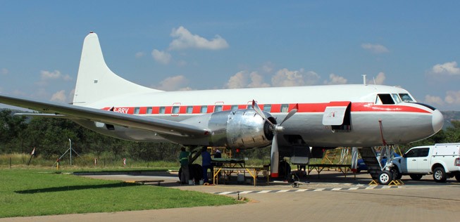 Die Convair CV-340 ZS-BRV im neuen Kleid.