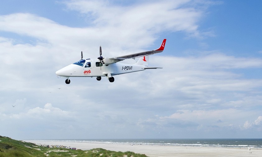 Tecnam P2006T von OFD über der Küste von Juist (Montage): Gebt nicht mehr ab.