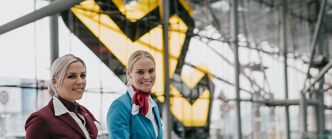 Flugbegleiterinnen von Germanwings (links) und Eurowings (rechts).