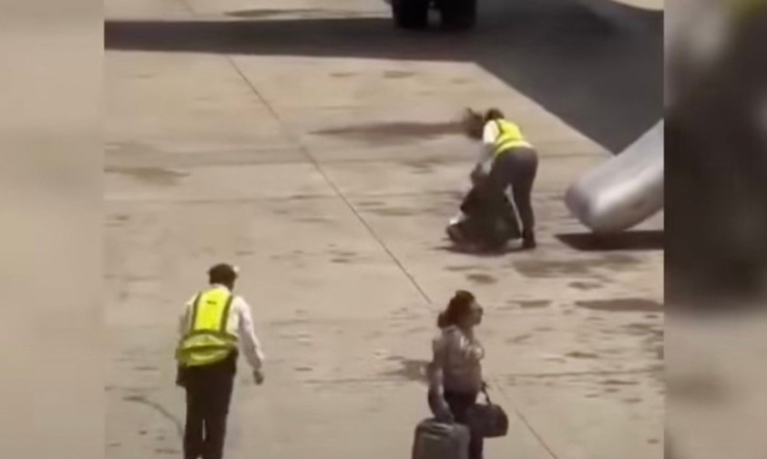 Reisende mit Handgepäck: Bei der Evakuierung muss es im Flugzeug bleiben.