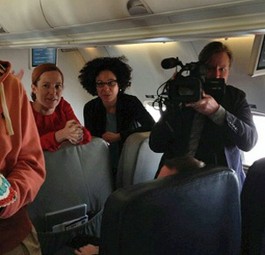 John Kerry im Flugzeug: Den Geburtstag der Journalistin hat er nicht vergessen.