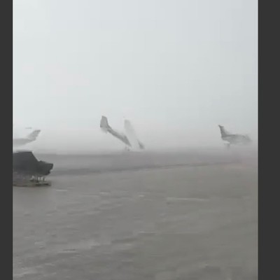 Sturm am Flughafen Forli: Flugzeuge umgedreht.