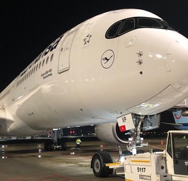 Der Airbus A350 am Gate in Hamburg: D-AIXP flog in etwas mehr als 15 Stunden nach Falkland.