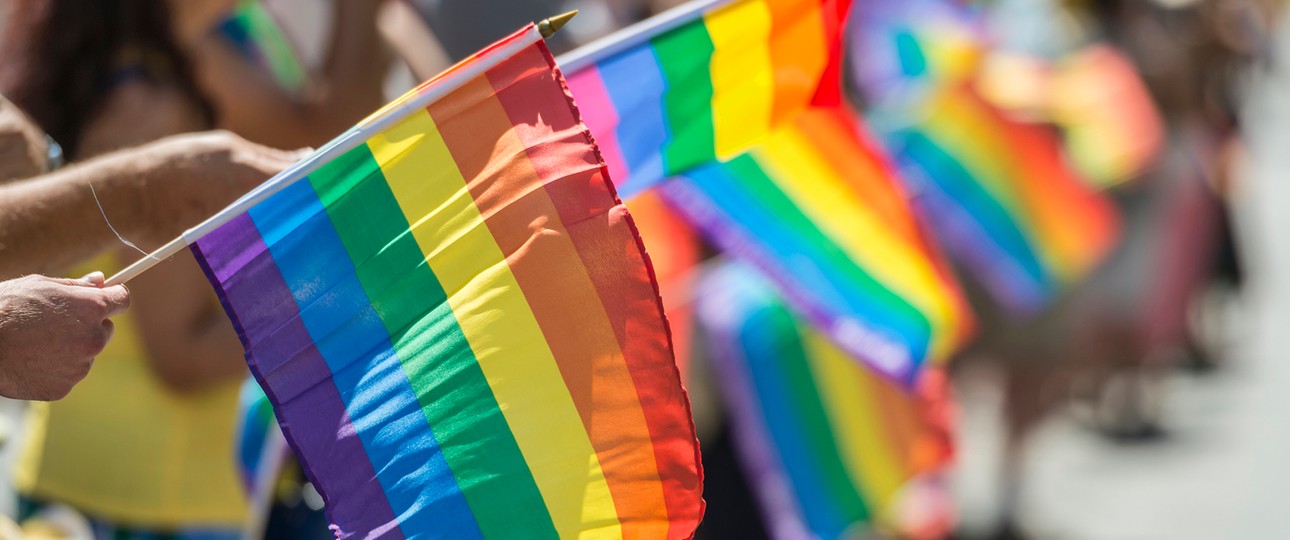 Regenbogenflaggen an einem CSD: Eurowings unterstützt die Anliegen.
