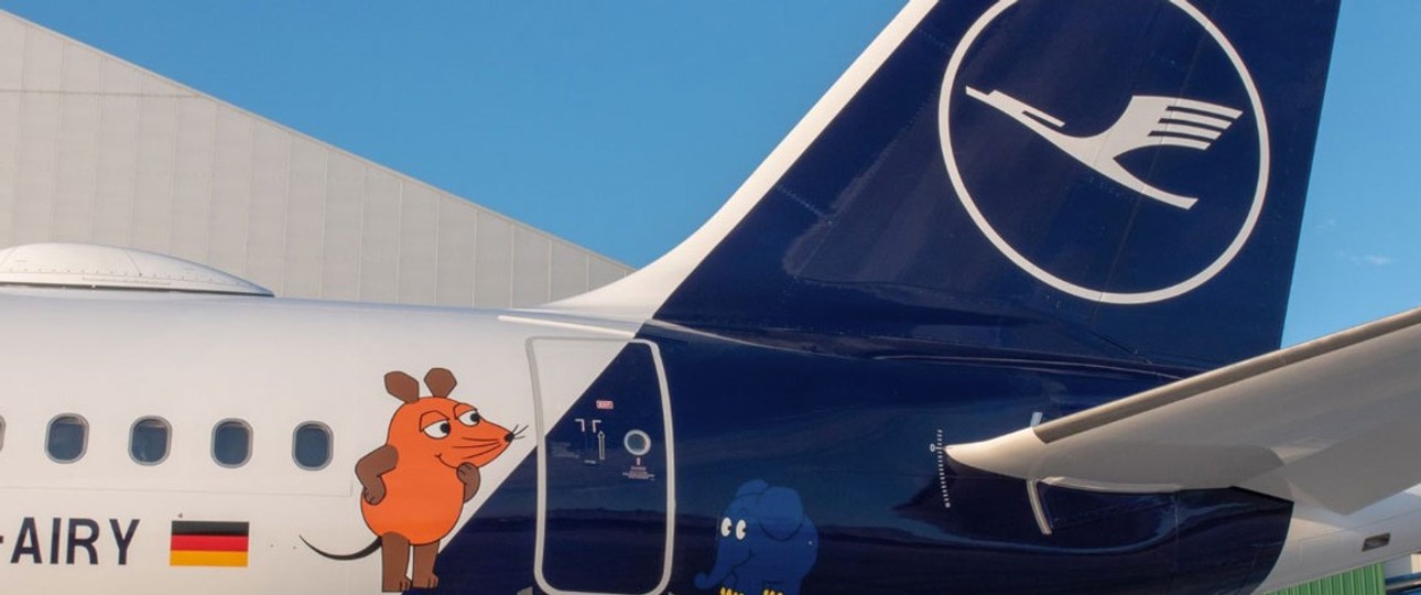Airbus A321 D-AIRY von Lufthansa: Ist mit Maus und Elefant geschmückt.