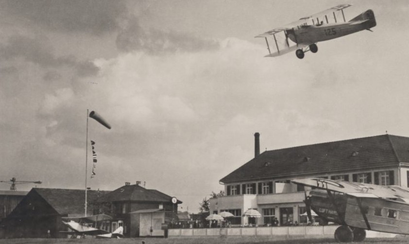 Die Aviatik beider Basel führt mit der eigenen Caudron C.59 CH-125 Rundflüge durch. Alle Rundflug-Passagiere erhalten eine Urkunde. Die Caudron C.59 ist am 23. August 1923 zur Flotte der «Aviatik beider Basel» gestossen. Noch ganz neu hingegen ist die Dornier Do B Merkur «Edelmarder» mit der Registration D-1102 (c/n 87). Sie ist 1928 an die Luft Hansa abgeliefert worden und wird 1935 als D-UDYF vom Reichsluftfahrtministerium übernommen.