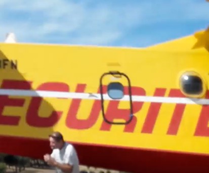 Löschflugzeug streift Schaulustige