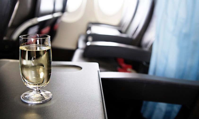 Drink im Flugzeug: Vor Abflug bleibt in den USA dafür weniger Zeit.