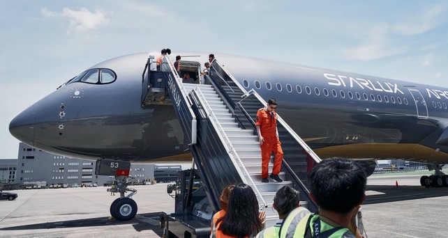 starlux airlines silberner airbus a350 1000