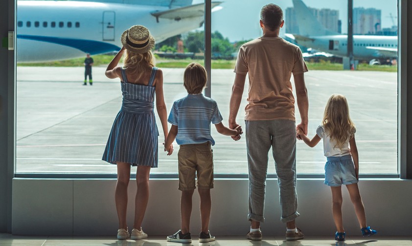 Familie am Flughafen: Es gibt verschiedene Gründe, weshalb auf Flugreisen verzichtet wird.