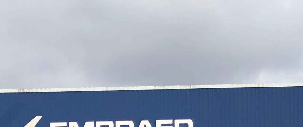 Logo auf Werkshalle: Wo Embraer draufsteht ist bald nicht mehr nur Embraer drin.