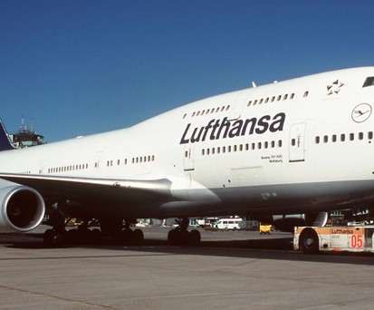 Boeing 747 von Lufthansa: Sie trägt das Kennzeichen ABVW und den Taufnamen Wolfsburg. Erkennen Sie den Zusammenhang?