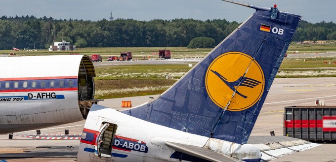 ... wird das historische Flugzeug in Einzelteile zerlegt und dann teilweise versteigert, teilweise verschrottet.